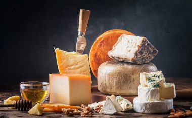 Si të zgjidhni djathin për ushqimin, i cili përpunohet në mënyrë termike?