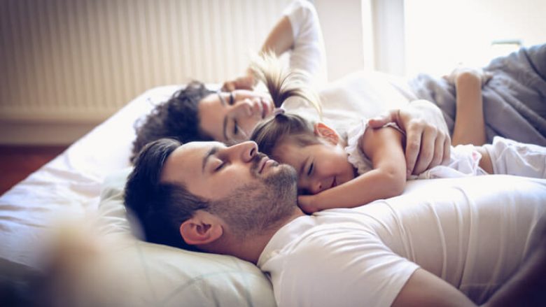 Pse prindërit bëjnë një gabim të madh që i lënë fëmijët të flenë në krevatin e tyre