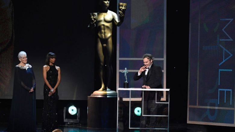 Joaquin Phoenix, Brad Pitt e Renee Zellweger – lista me të gjithë fituesit në SAG Awards