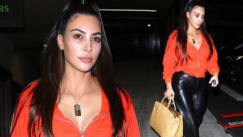 Si rrallë herë, Kim Kardashian shëtit nëpër qytet pa vënë fare makijazh