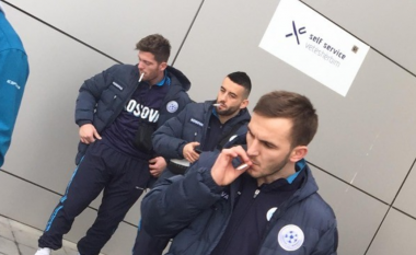Pamje të papranueshme: Lojtarët e Kosovës ndezin nga një cigare para nisjes për në Gjeorgji