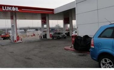 Mërgimtari që iu shpuan gomat e veturës në Serbi: Mos ndaloni te pompa “Lukoil”, aty ua shpojnë gomat!