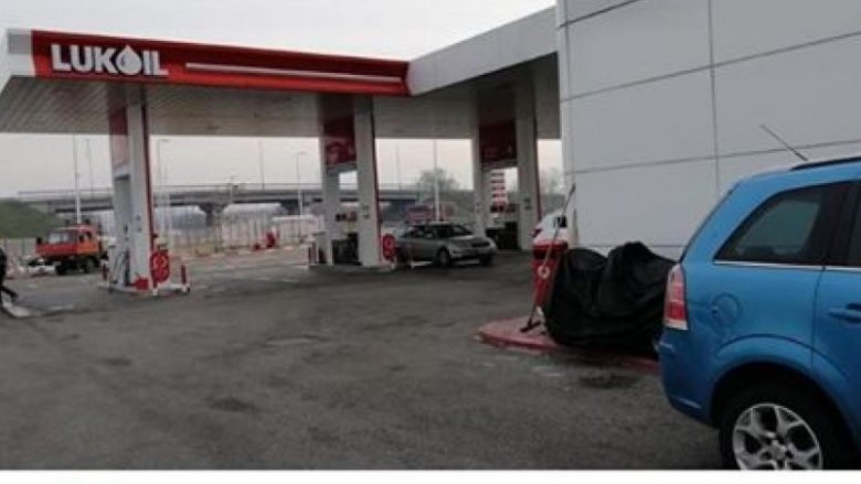 Mërgimtari që iu shpuan gomat e veturës në Serbi: Mos ndaloni te pompa “Lukoil”, aty ua shpojnë gomat!