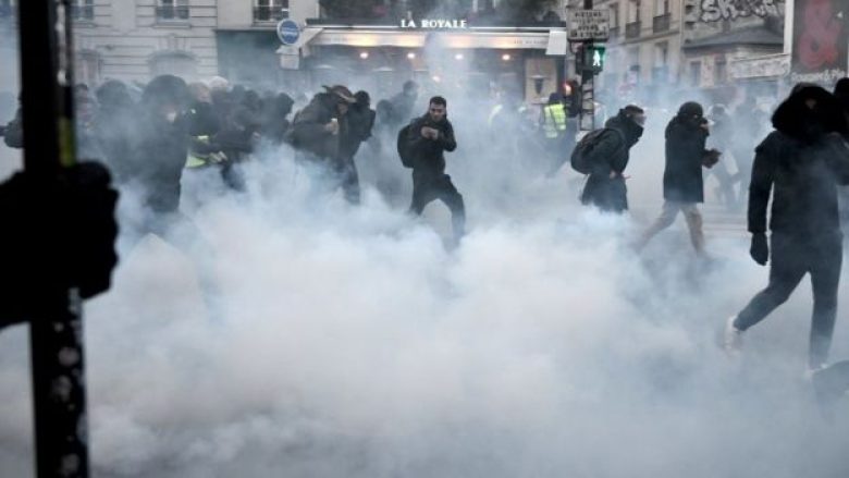 Presioni i protestuesve në Francë e detyron Macronin të dorë nga reforma e pensioneve