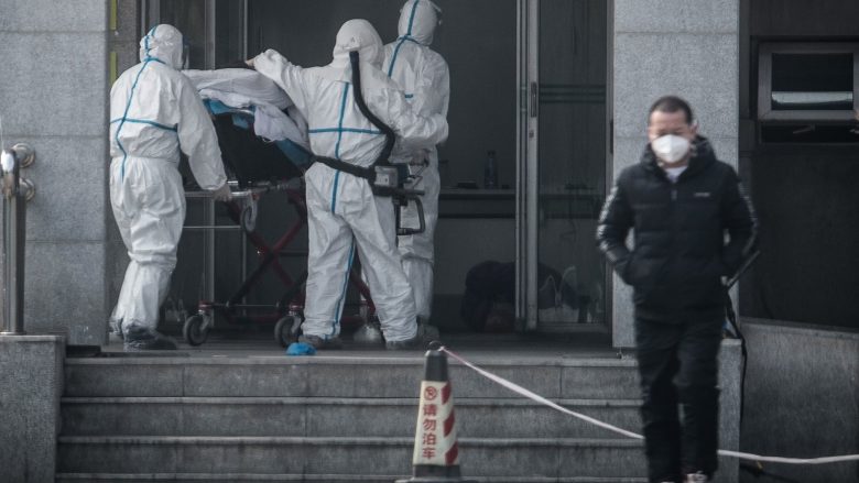 Koronavirusi i Kinës: Pekini konfirmon se virusi vdekjeprurës është transmetuar mes njerëzve