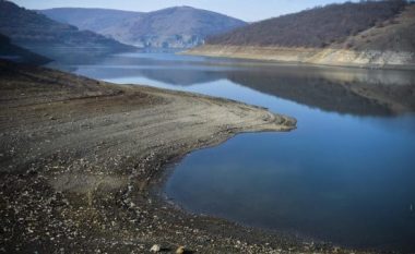 Në liqenet e Batllavës dhe Badocit, niveli i ujit ka rënë për 10 metra