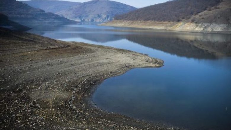 Në liqenet e Batllavës dhe Badocit, niveli i ujit ka rënë për 10 metra