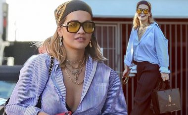 Rita Ora duket e thjeshtë dhe elegante, teksa fotografohet e lumtur pasi bëri 'shopping' në Beverly Hills