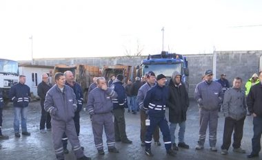 Protestojnë punëtorët e pastrimit në Pejë, të pakënaqur me pagën 300 euro