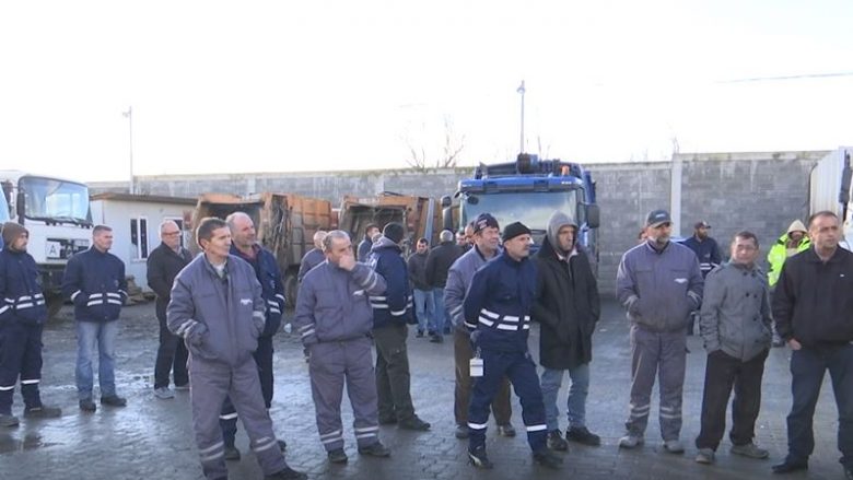 Protestojnë punëtorët e pastrimit në Pejë, të pakënaqur me pagën 300 euro