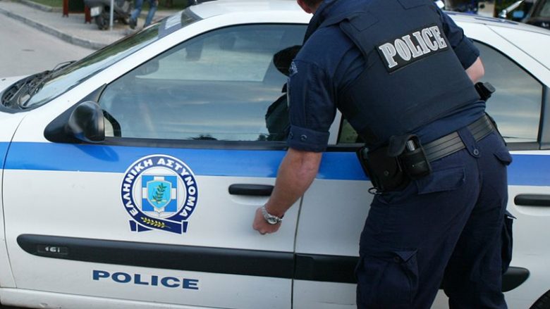 Drogën e kishte mbështjellë me gazeta, arrestohet shqiptari në Greqi