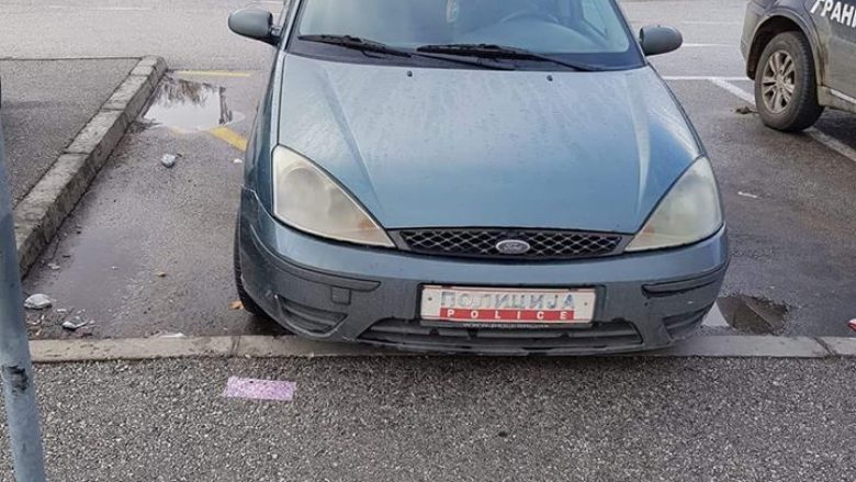 Policia e Maqedonisë parkon automjetin në vendparkim për personat me aftësi të kufizuara