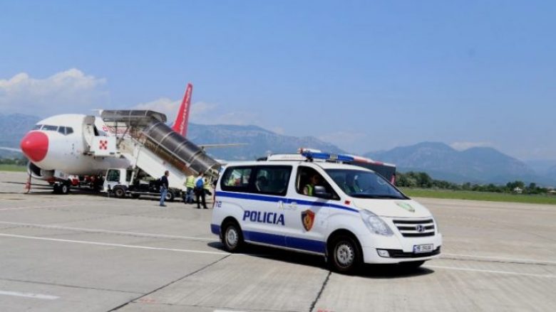 Të kërkuar nga Interpoli për trafik droge, ekstradohen dy shqiptarë në Itali