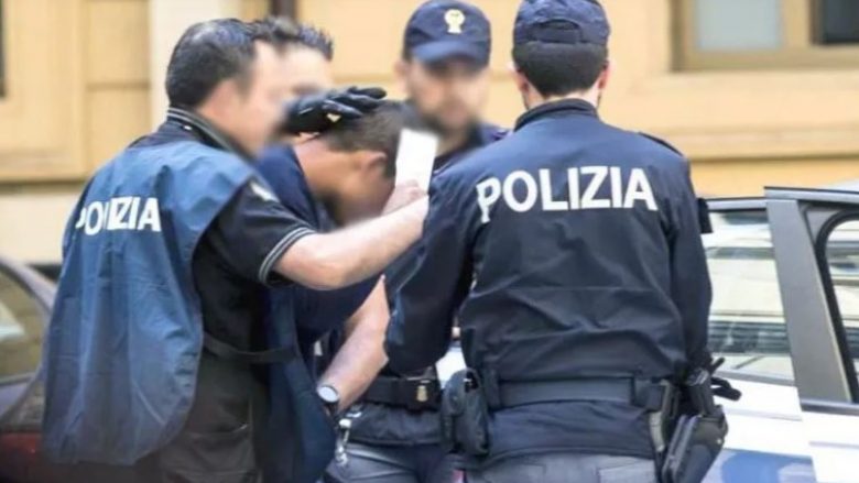 Banda shqiptare grabiti 20 banesa në Itali