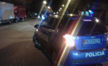 Shkëmbim zjarri mes dy automjeteve në Elbasan, plagoset 22-vjeçari