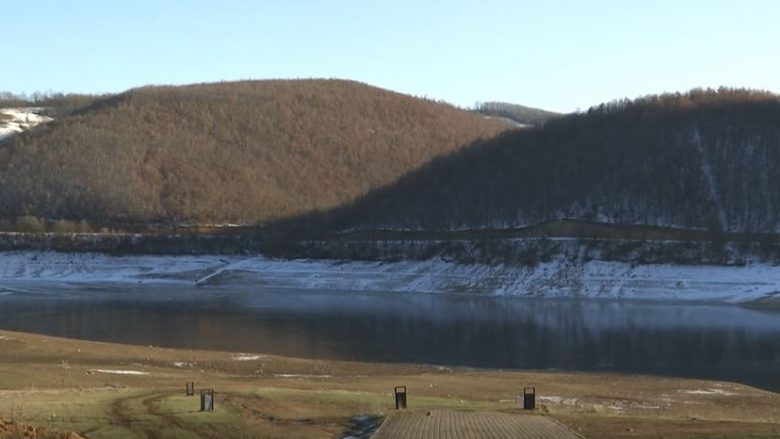 Qytetarët e Prishtinës të shqetësuar me rënien e nivelit të ujit në liqenet akumuluese, paralajmërohen reduktime të ujit