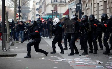 Grevat kundër reformës së pensioneve në Francë po bëhen më radikale