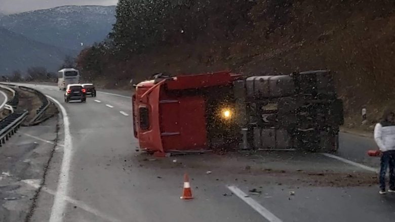 Aksident në autostradën Tetovë-Shkup