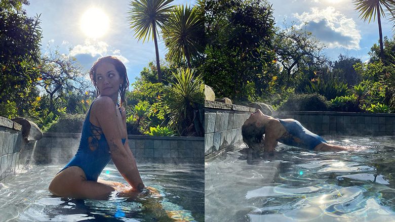 Rita Ora relaksohet në pishinë, teksa nuk heziton të vë në pah format fizike në bikini