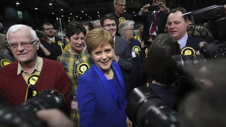 Skocia voton për mbajtjen e një referendumi për pavarësi