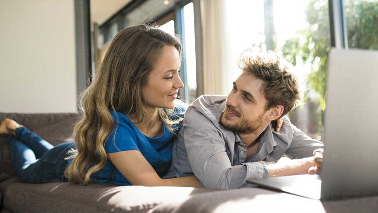 Sipas shkencës: Nëse qeshni me partnerin, marrëdhënia juaj bëhet më e fortë