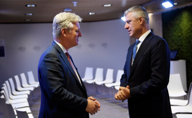 Thaçi takon këshilltarin e presidentit amerikan, flasin për marrëveshje përfundimtare Kosovë-Serbi