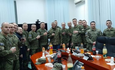 ​Presidenti Thaçi e pret Vitin e Ri në mesin e ushtarëve të Kosovës: Kur të tjerët po festojnë ju po mbroni kufijtë e vendit