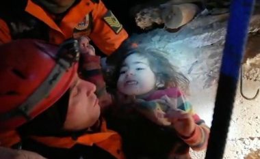 Dyvjeçarja shpëtohet pas 24 orësh nën rrënoja nga tërmeti në Turqi