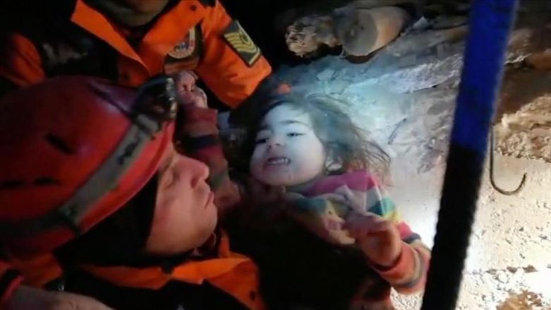 Dyvjeçarja shpëtohet pas 24 orësh nën rrënoja nga tërmeti në Turqi