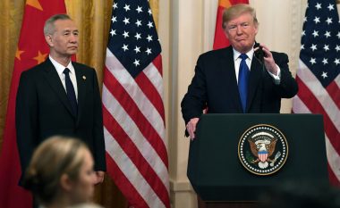 Donald Trump dhe Kina nënshkruajnë fazën e parë të marrëveshjes së re tregtare