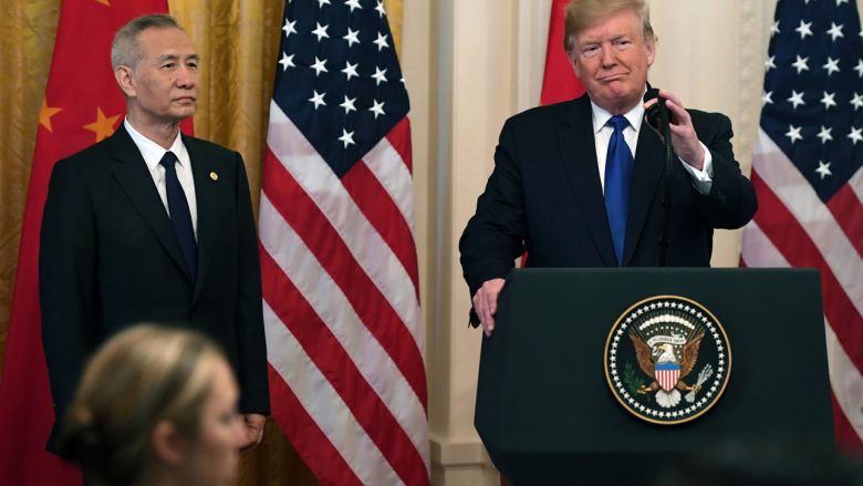 Donald Trump dhe Kina nënshkruajnë fazën e parë të marrëveshjes së re tregtare