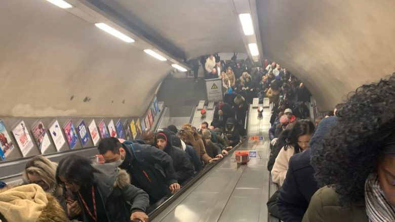 Kaos te udhëtarët, treni kaplohet nga zjarri në një stacion në Londër