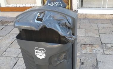 Digjen dhjetëra koshë për mbeturina në Çarshinë e Vjetër të Shkupit