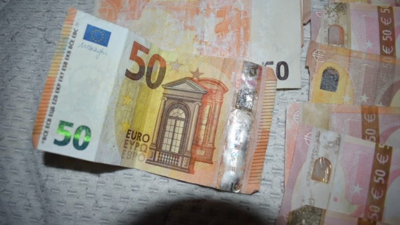 Falsifikon rreth 4 mijë euro, kapet nga policia