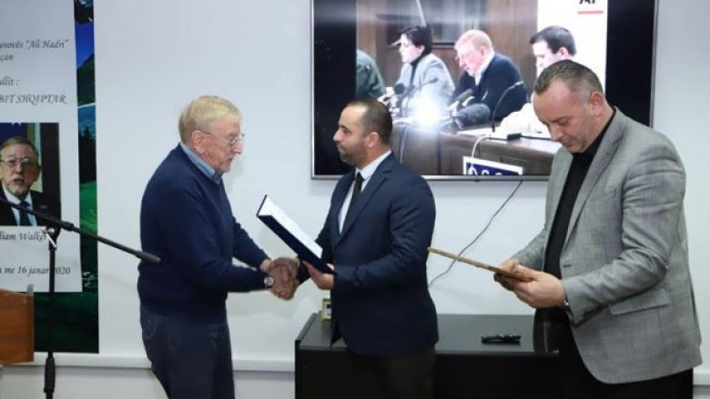 ​Ambasadorit Walker i dorëzohet titulli “Krenaria e kombit shqiptar”
