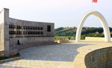 Historianët: Masakra e Reçakut është njëri nga gurët e themelit të shtetësisë së Kosovës