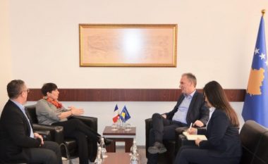 Limaj takon ambasadoren e Francës, flasin për vizat, dialogun dhe formimin e institucioneve
