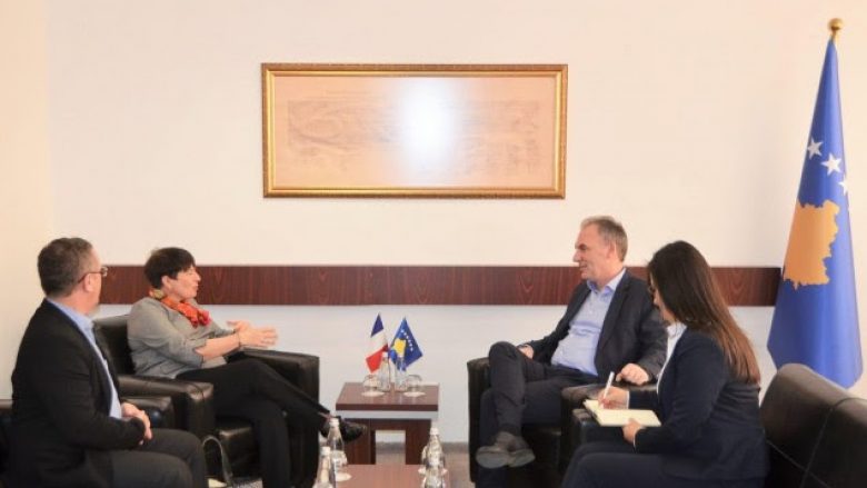Limaj takon ambasadoren e Francës, flasin për vizat, dialogun dhe formimin e institucioneve