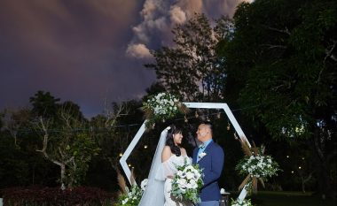 Çifti nuk ndërpreu dasmën, edhe pse në sfond dukej vullkani që nxirrte tym dhe hi