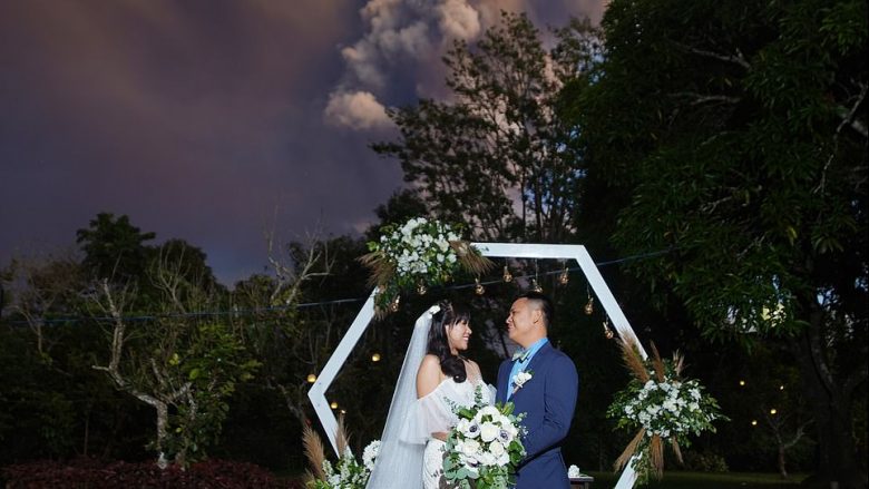 Çifti nuk ndërpreu dasmën, edhe pse në sfond dukej vullkani që nxirrte tym dhe hi