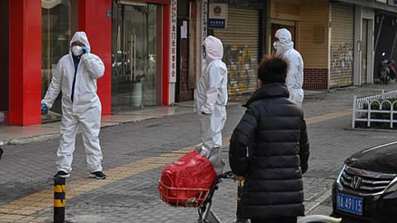 “Nuk bëri punë as maska!”: Një burrë i shtrirë në një rrugë në Wuhan të Kinës – frikë se coronavirusi shkaktoi vdekjen e tij