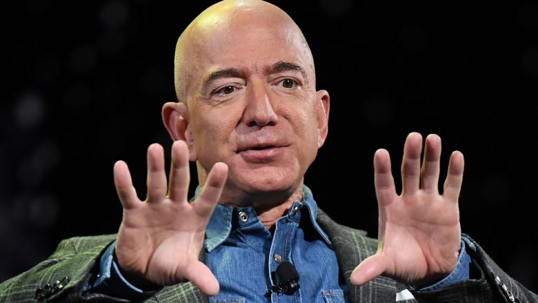 Jeff Bezos kritikohet për donacionin që dha për rikuperimin nga zjarret në Australi – ofroi më pak sesa fiton për 5 minuta