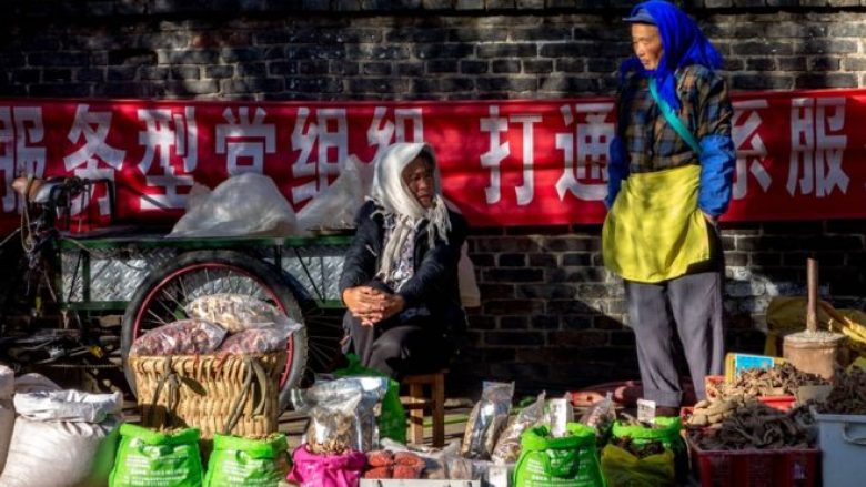 Provinca kineze që pretendon se nga 80 milionë banorë, vetëm 17 jetojnë në varfëri – katër prej të cilëve janë “të sëmurë”