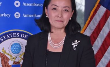 Mbërrin në Shqipëri ambasadorja amerikane Yuri Kim