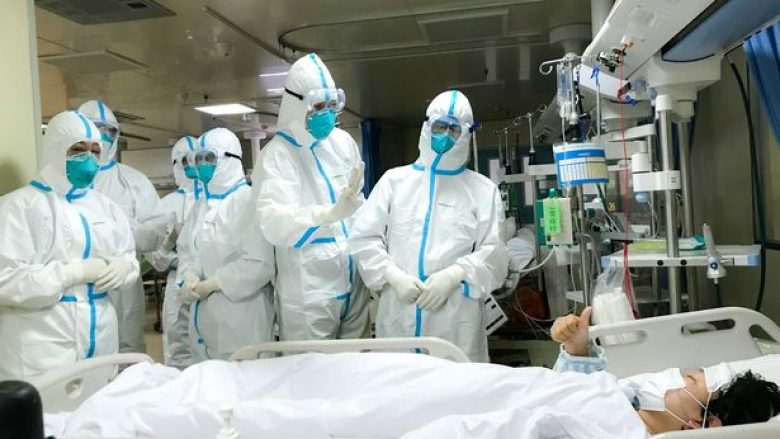 Gruaja e ‘infektuar me coronavirus’ ikë nga spitali në Austri, alarmohet policia