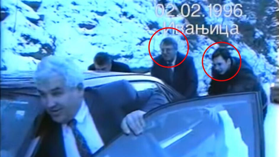 Ishin nisur në një takim, vetura u ngec në borë – Sheshel e Vuçiq dalin jashtë për ta shtyrë Audi 100