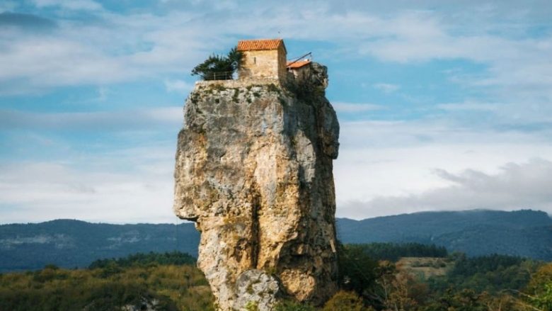 ​Vendi më i qetë në botë, jeta në shkëmbin e lartë 40 metra