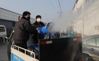 Kinezët vendosin ta shkatërrojnë virusin, fillon dezinfektimi masiv i qyteteve – kamionit spërkatin sprej të bardhë