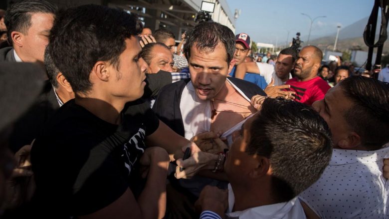 Juan Guaidon e presin keq turma e nervozuar në vendlindje: Vrasës, e ke shitur vendin