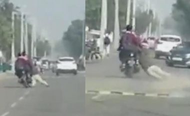 Deshi t’i ndalë të rinjtë me motoçikletë, ata e tërhoqën zvarrë për 500 metra policin indian – kalimtarët e rastit filmojnë rastin